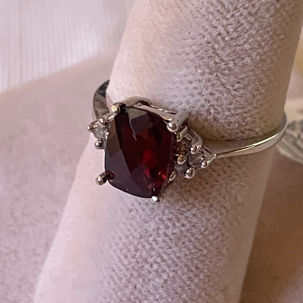 10K white gold 1.75 CTW Garnet & Diamonds ring BNWT - Picture 1 of 9